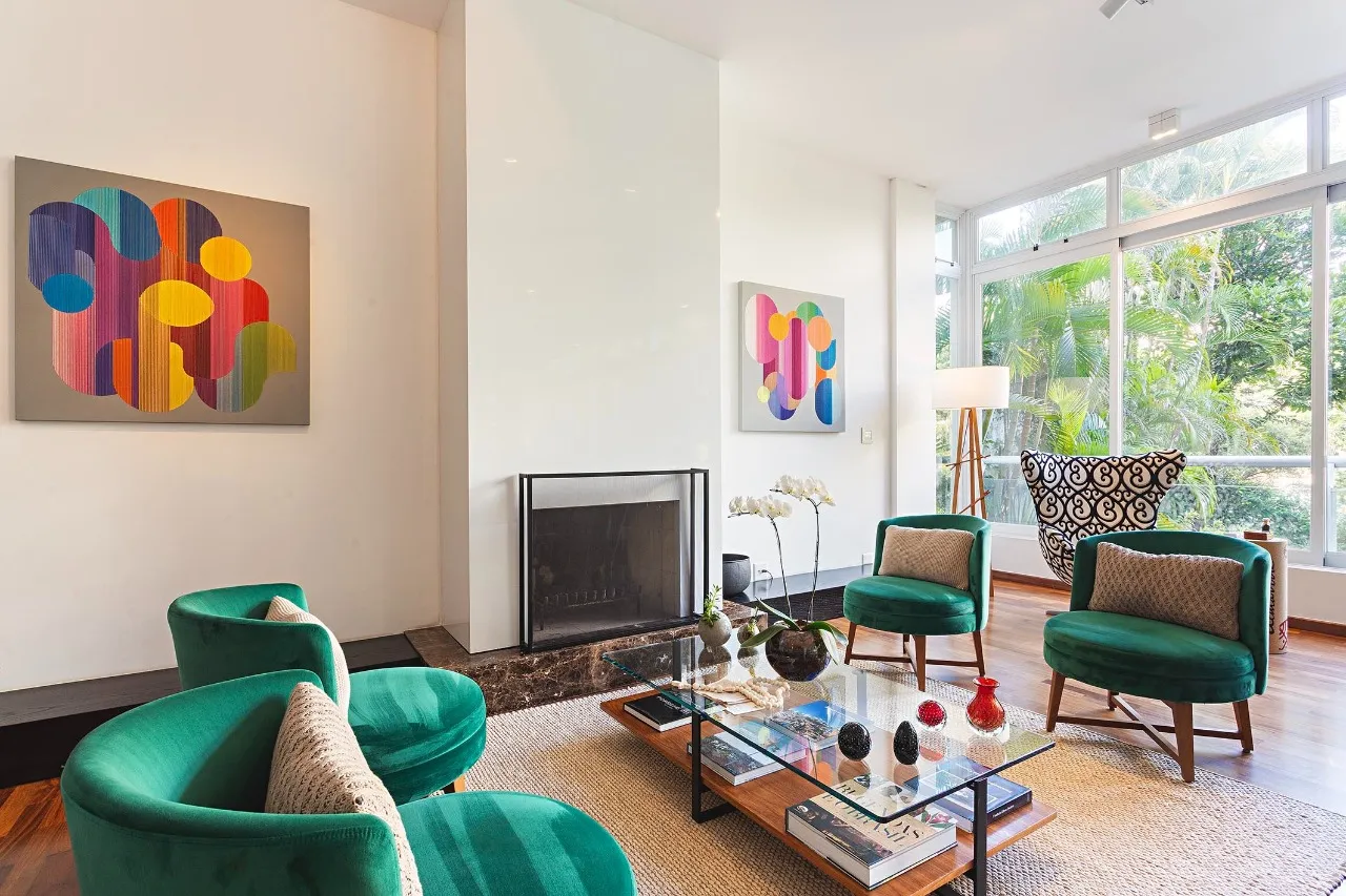 Arquitetura modernista integrada à natureza com ambientes amplos para receber bem. – 19767