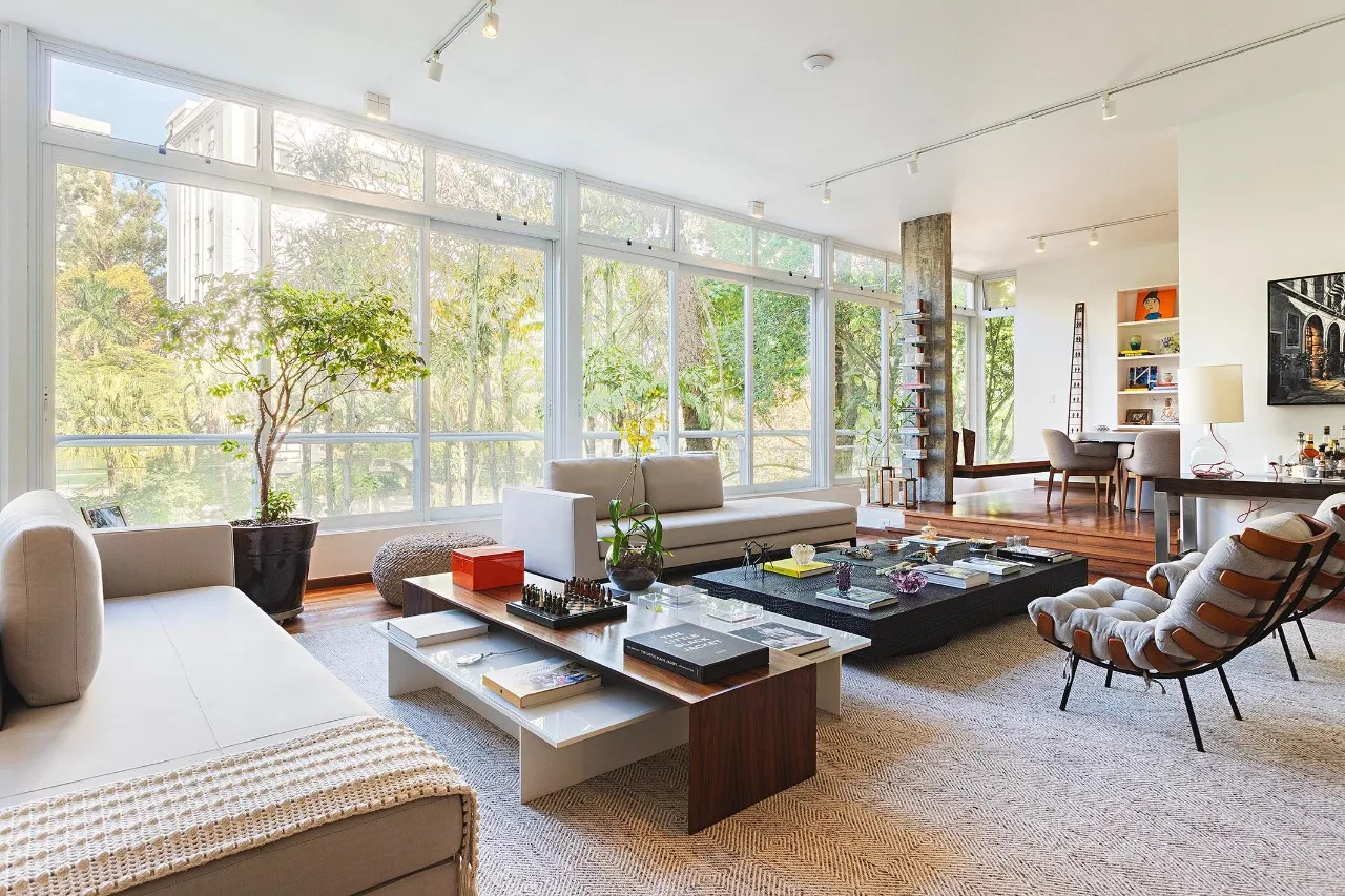 Arquitetura modernista integrada à natureza com ambientes amplos para receber bem. – 19767