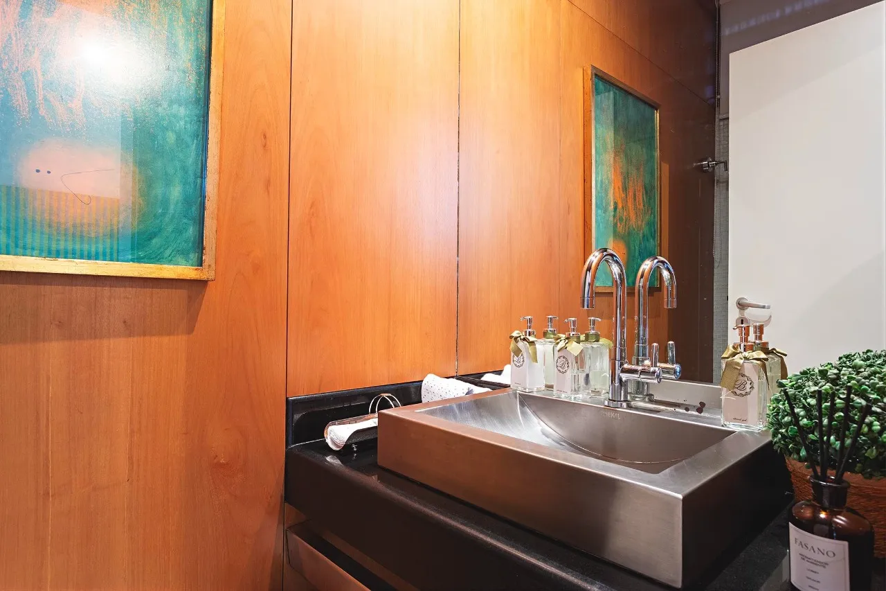 Arquitetura modernista integrada à natureza com ambientes amplos para receber bem. – 19767