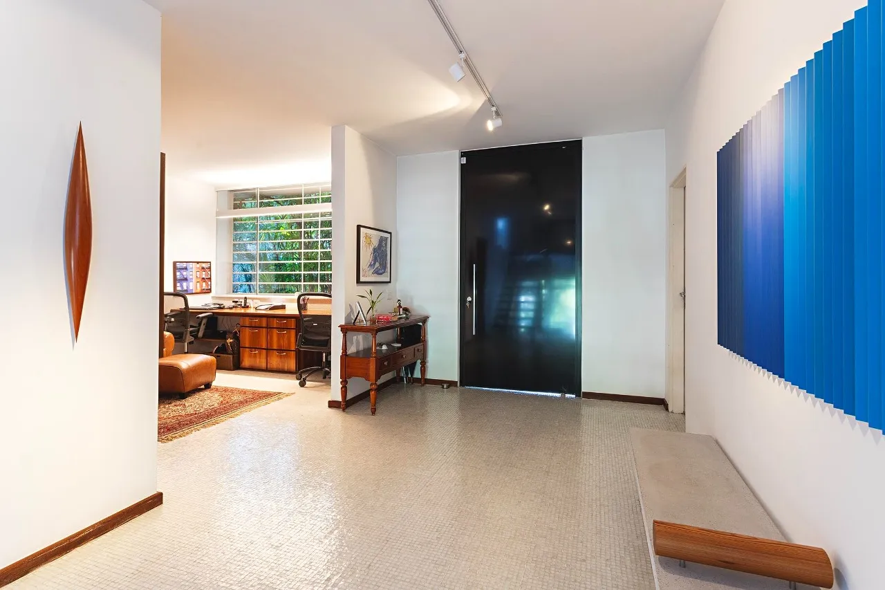 Arquitetura modernista integrada à natureza com ambientes amplos para receber bem. – 19767