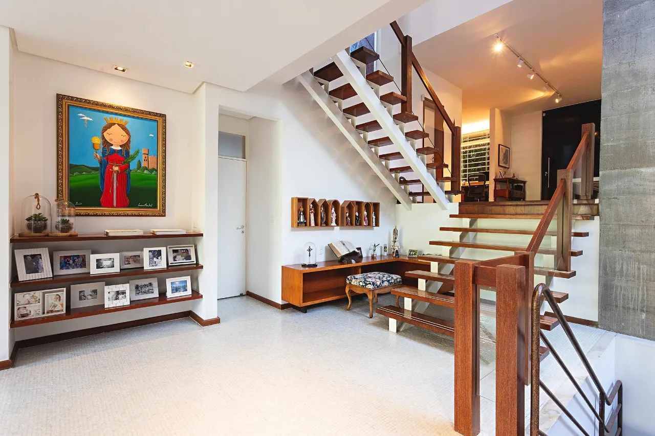 Arquitetura modernista integrada à natureza com ambientes amplos para receber bem. – 19767