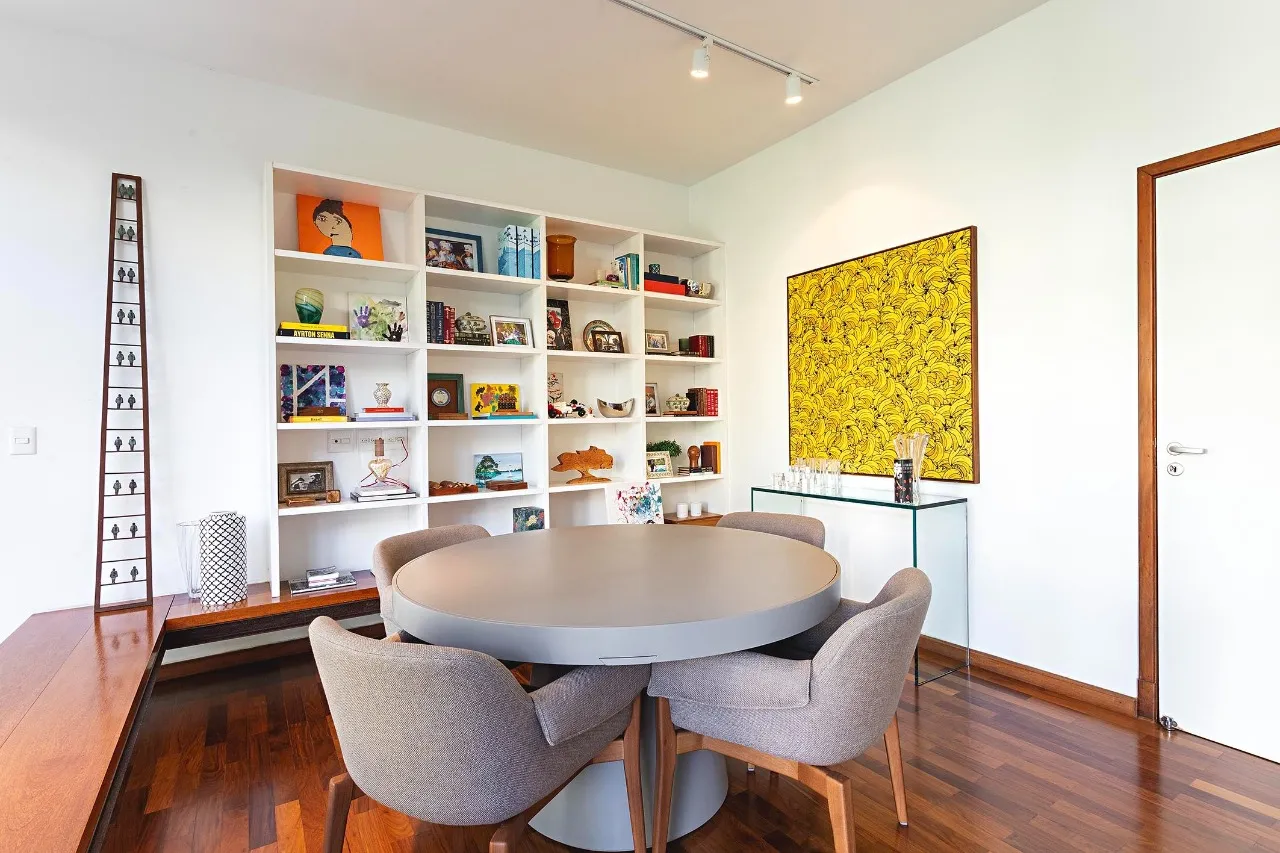 Arquitetura modernista integrada à natureza com ambientes amplos para receber bem. – 19767