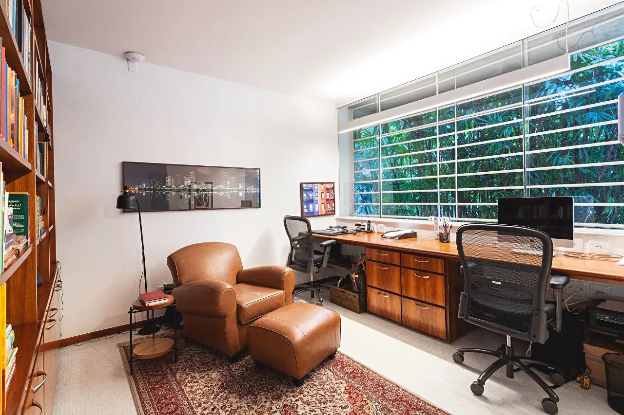 Arquitetura modernista integrada à natureza com ambientes amplos para receber bem. – 19767