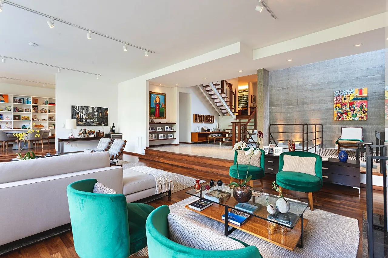 Arquitetura modernista integrada à natureza com ambientes amplos para receber bem. – 19767