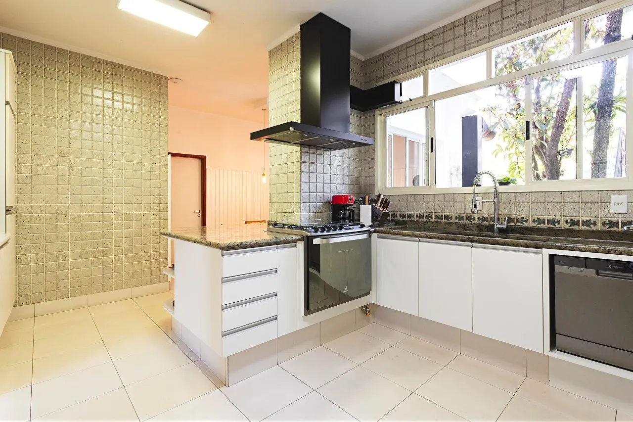 Arquitetura modernista integrada à natureza com ambientes amplos para receber bem. – 19767