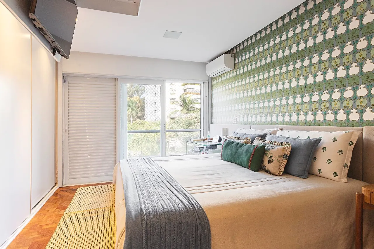 Arquitetura modernista integrada à natureza com ambientes amplos para receber bem. – 19767