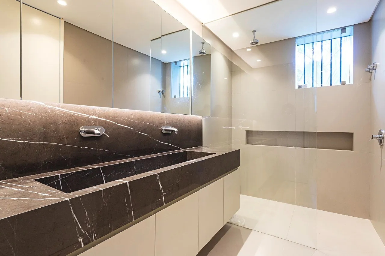 Arquitetura modernista integrada à natureza com ambientes amplos para receber bem. – 19767