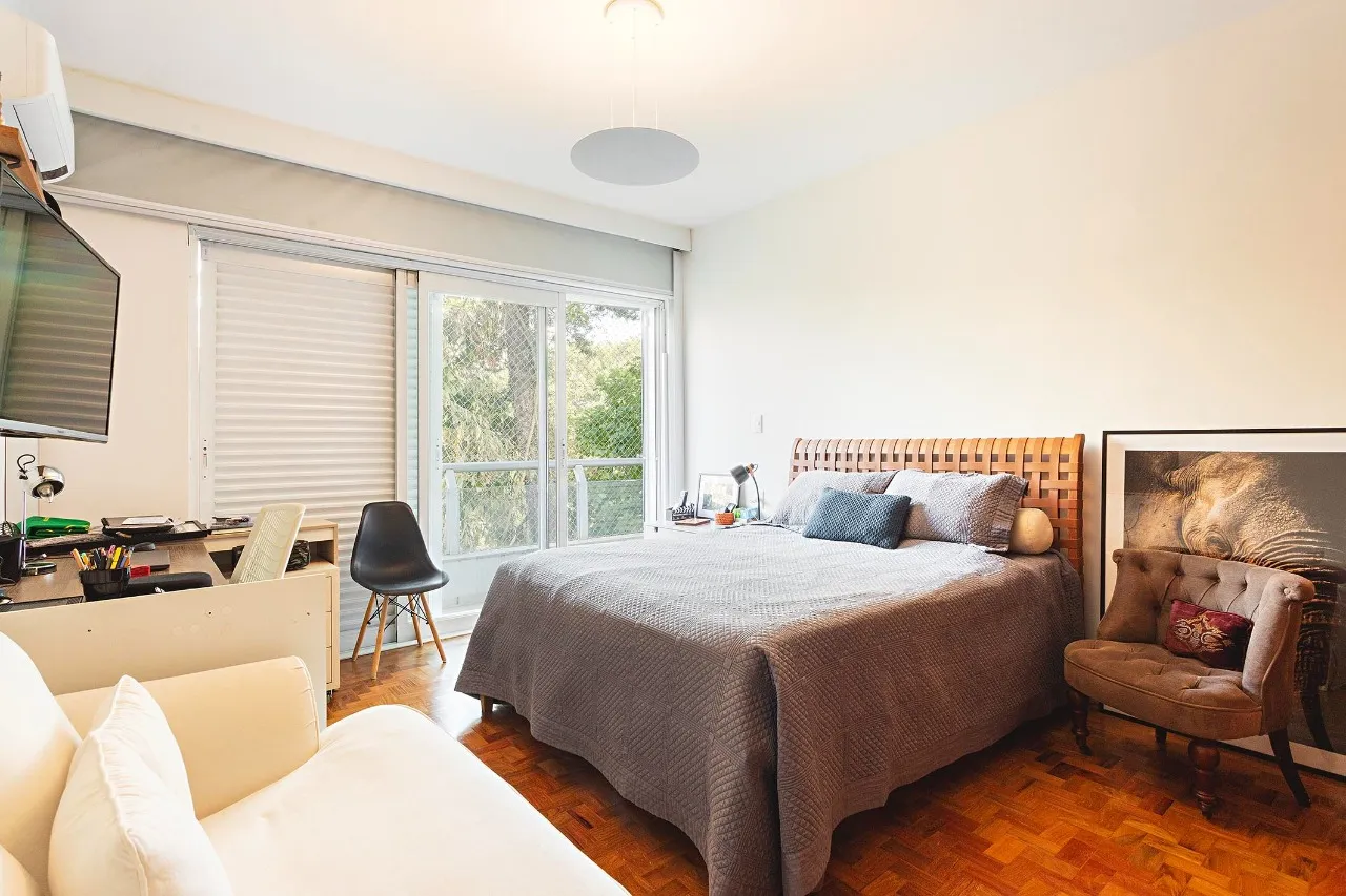 Arquitetura modernista integrada à natureza com ambientes amplos para receber bem. – 19767