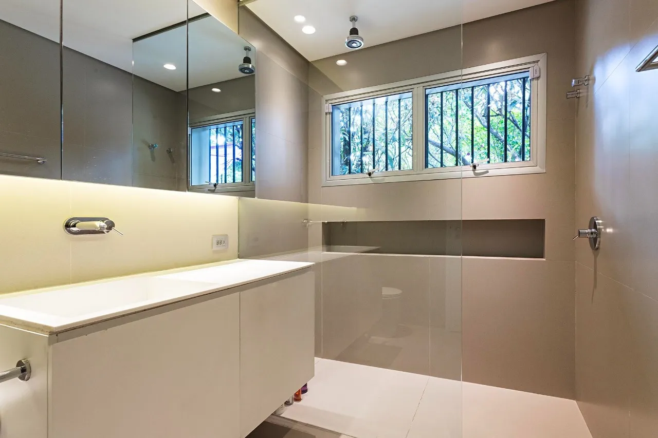 Arquitetura modernista integrada à natureza com ambientes amplos para receber bem. – 19767