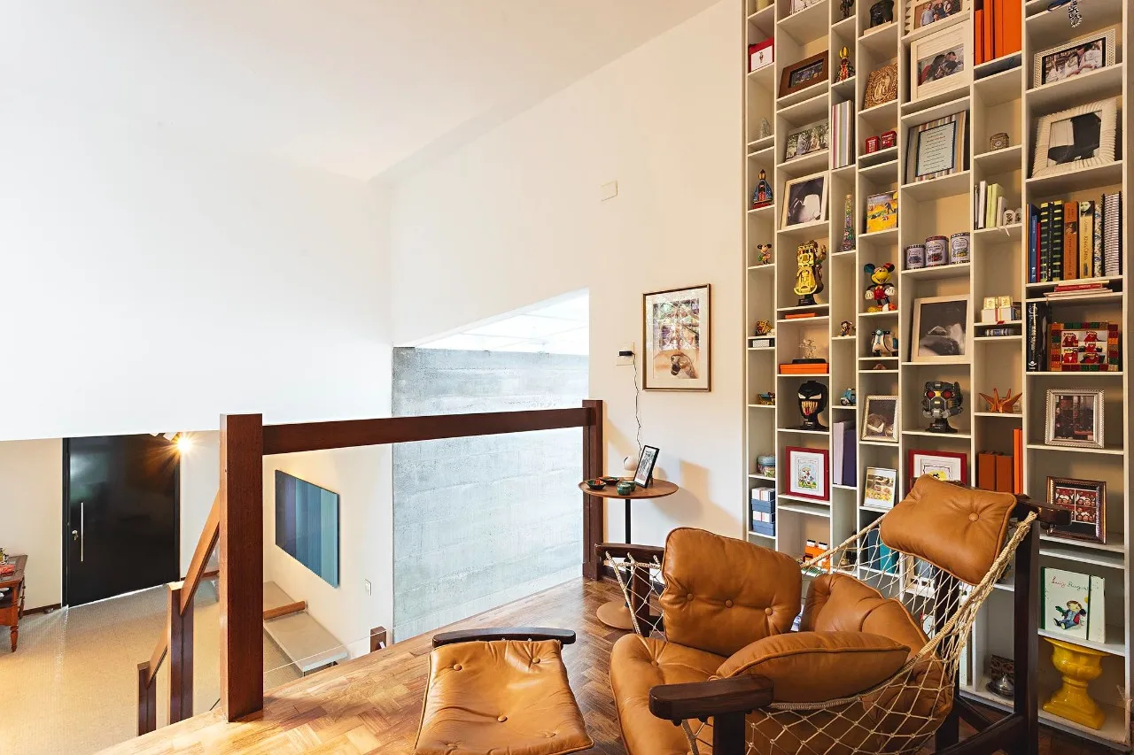 Arquitetura modernista integrada à natureza com ambientes amplos para receber bem. – 19767