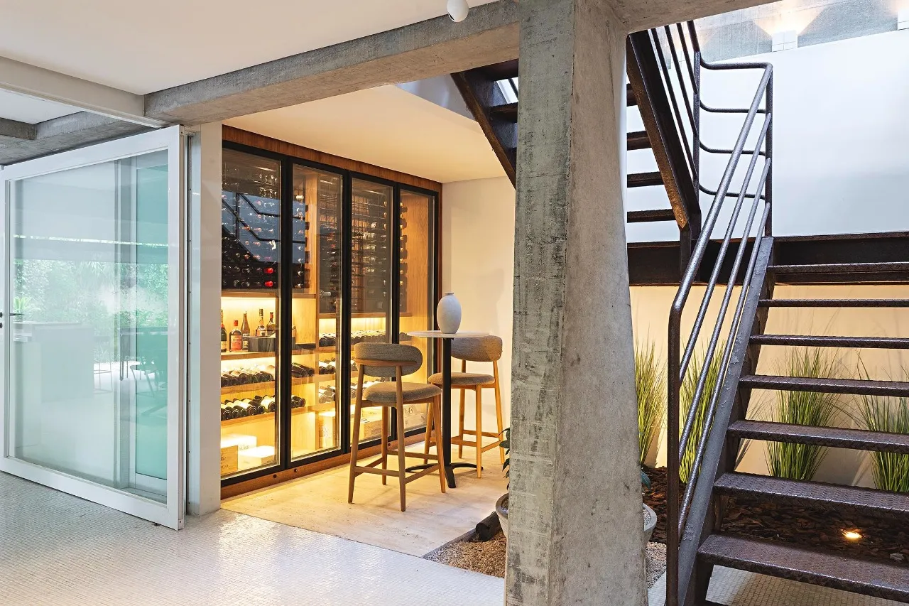 Arquitetura modernista integrada à natureza com ambientes amplos para receber bem. – 19767