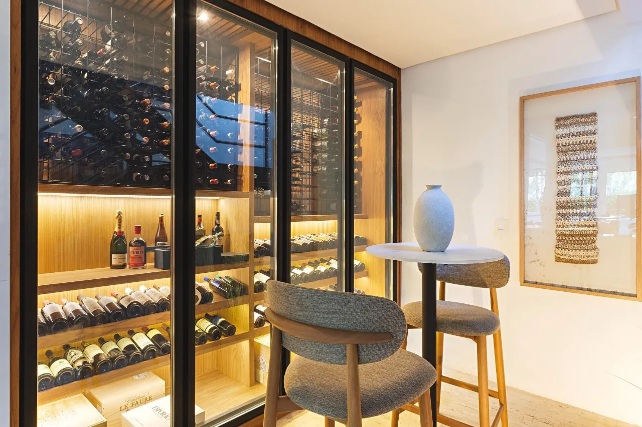 Arquitetura modernista integrada à natureza com ambientes amplos para receber bem. – 19767