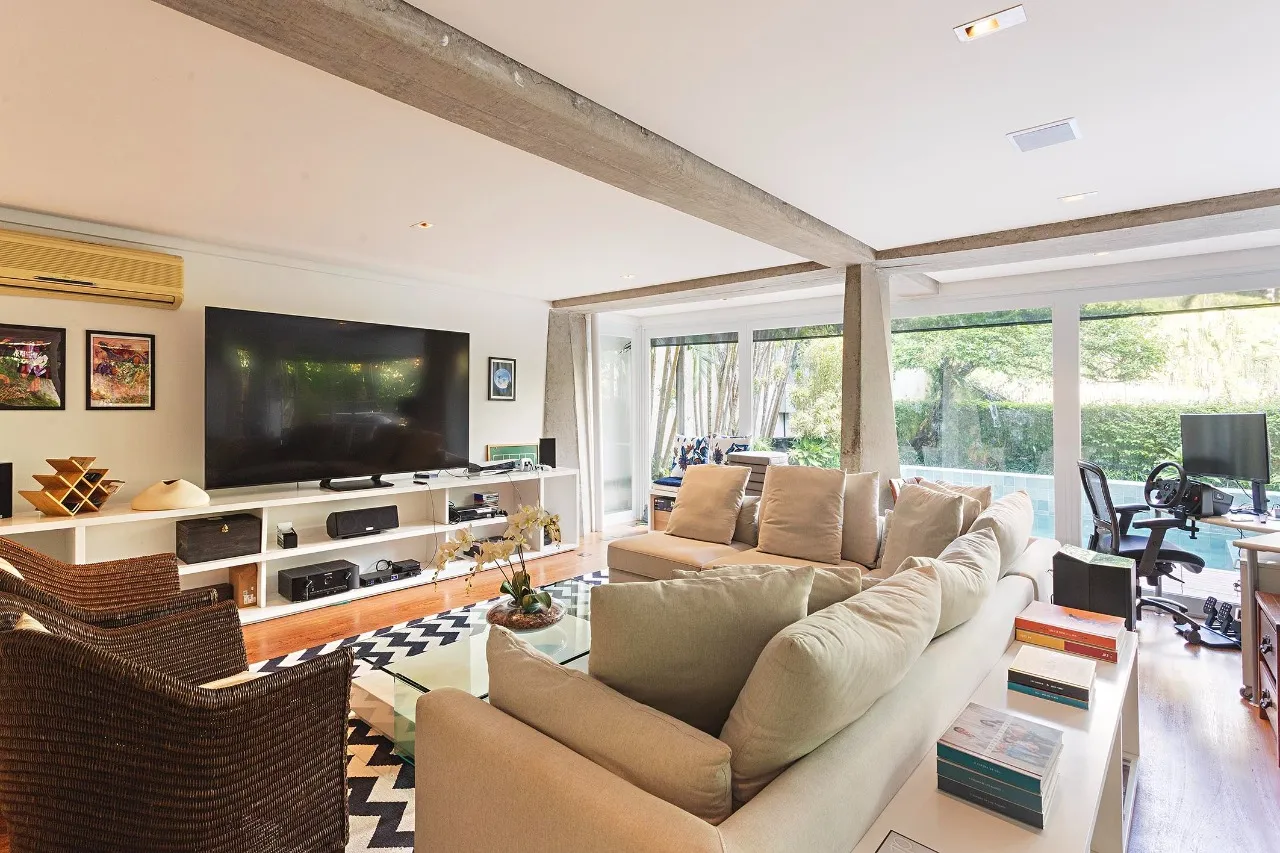 Arquitetura modernista integrada à natureza com ambientes amplos para receber bem. – 19767