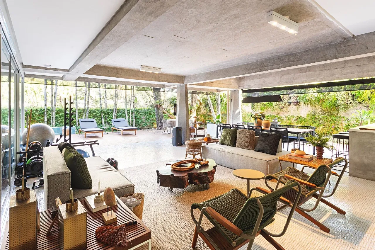 Arquitetura modernista integrada à natureza com ambientes amplos para receber bem. – 19767