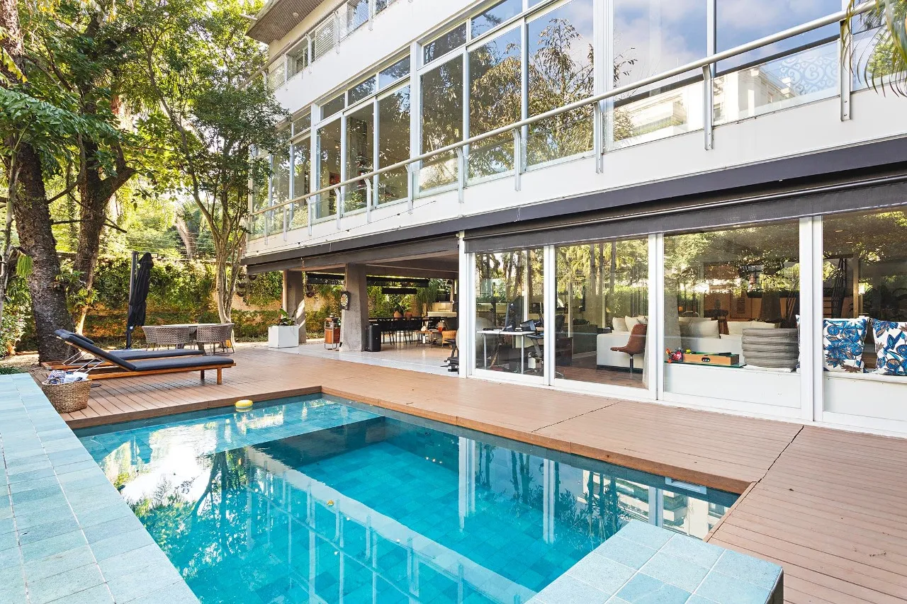 Arquitetura modernista integrada à natureza com ambientes amplos para receber bem. – 19767