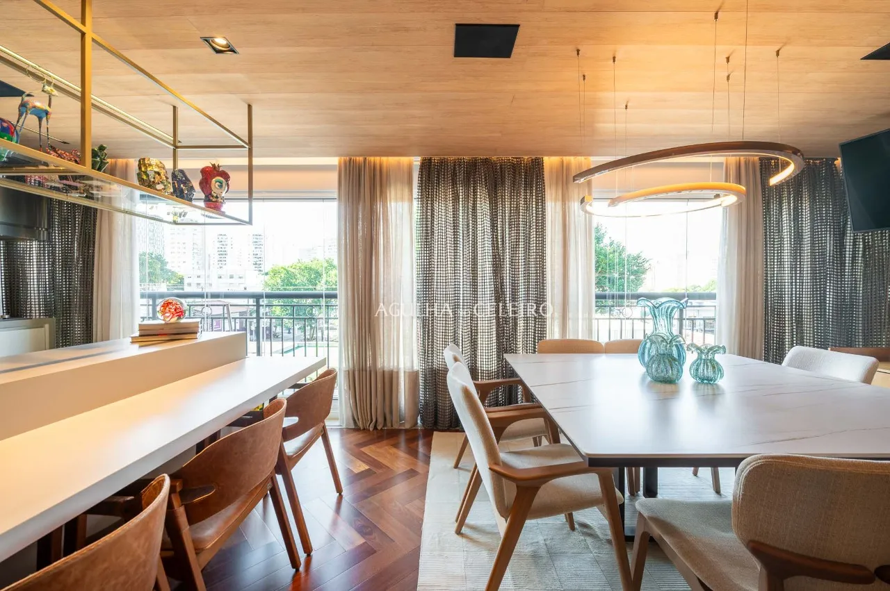 Apartamento com reformado impecável à venda em Moema. – 19858