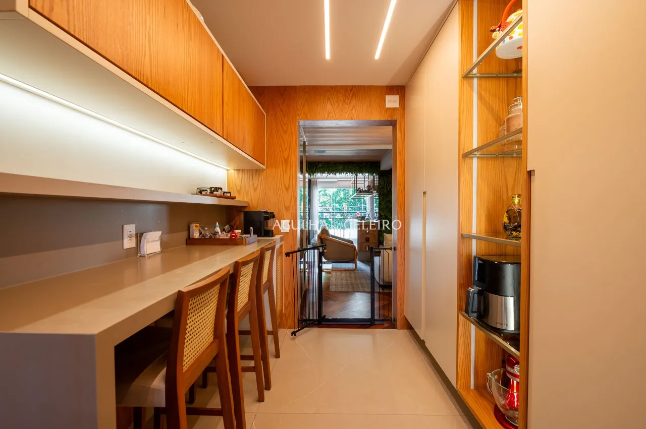 Apartamento com reformado impecável à venda em Moema. – 19858