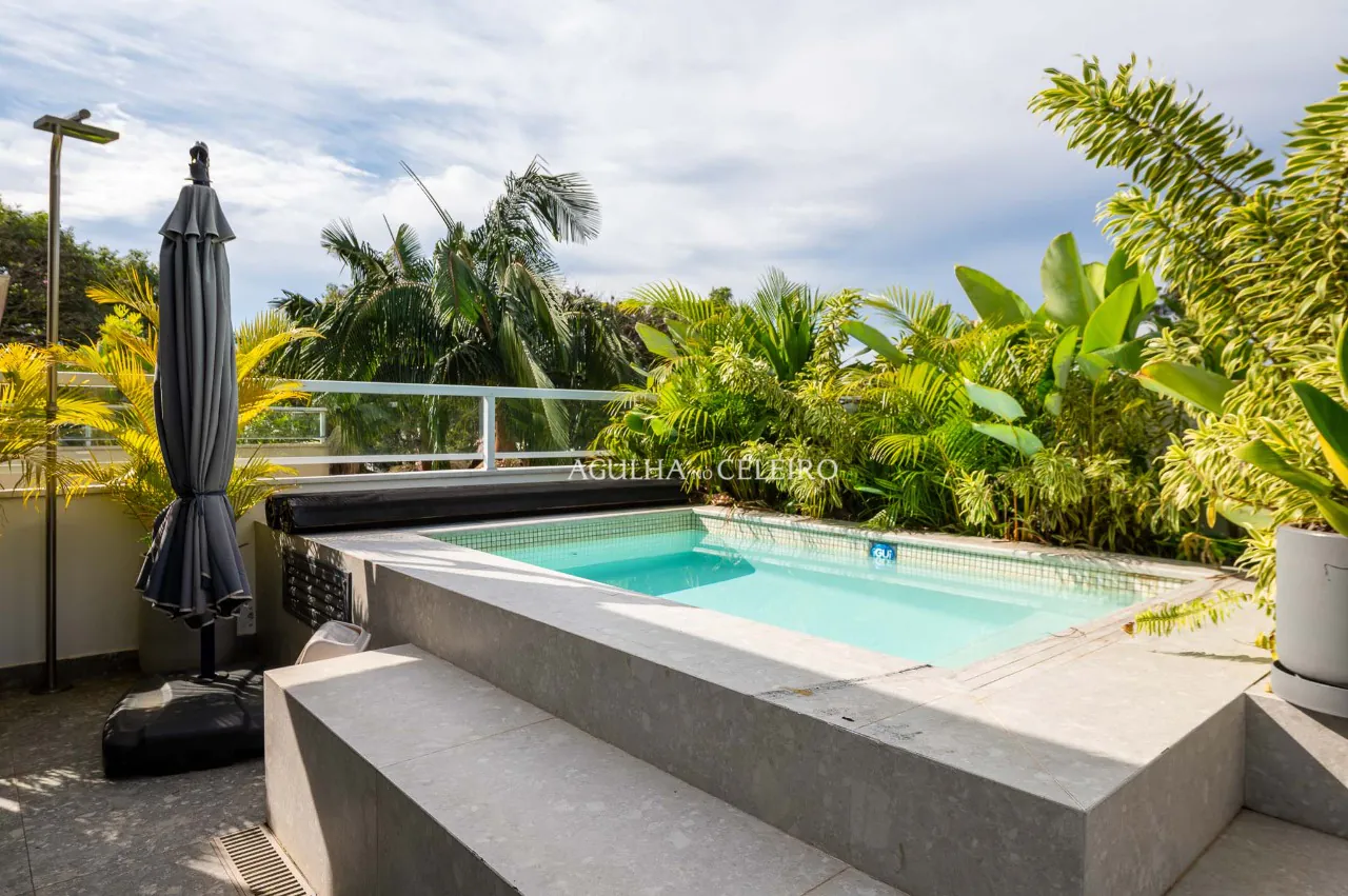 Cobertura em condomínio com personalidade de uma casa à venda no Alto de Pinheiros. – CO0506