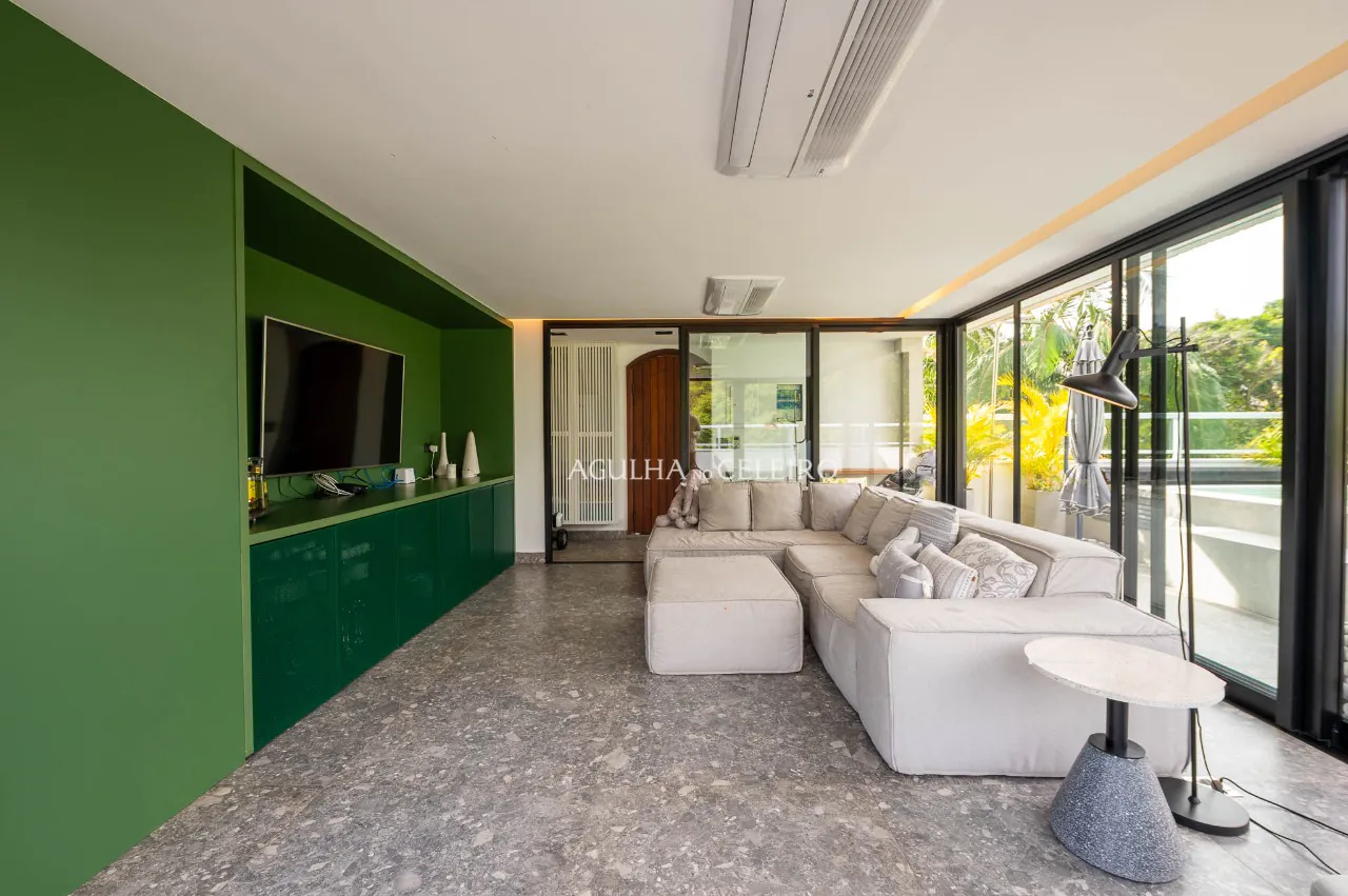 Cobertura em condomínio com personalidade de uma casa à venda no Alto de Pinheiros. – CO0506