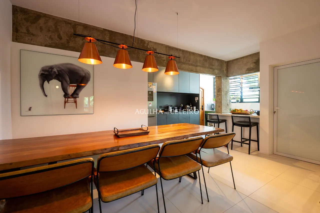 Cobertura em condomínio com personalidade de uma casa à venda no Alto de Pinheiros. – CO0506