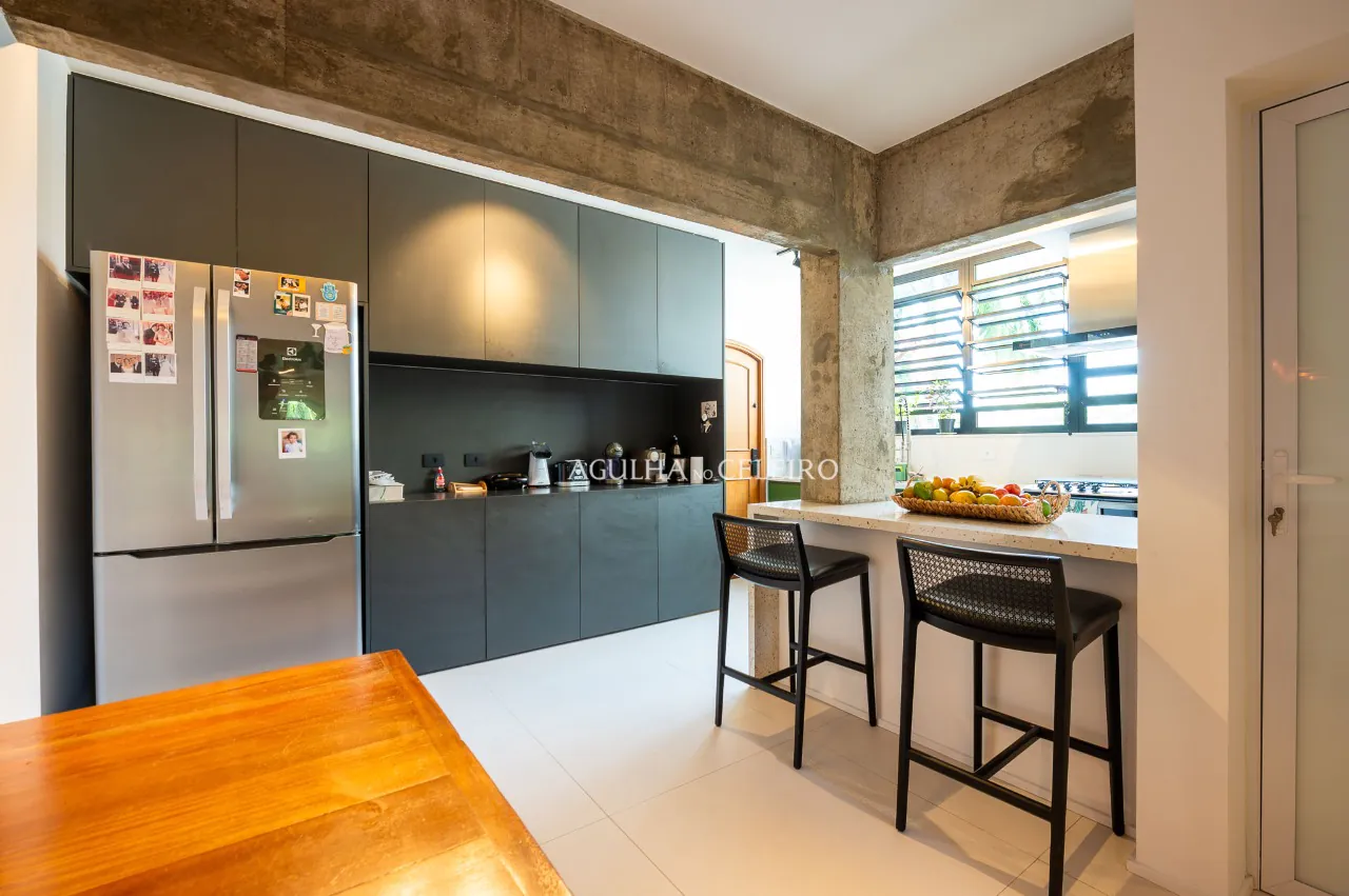 Cobertura em condomínio com personalidade de uma casa à venda no Alto de Pinheiros. – CO0506