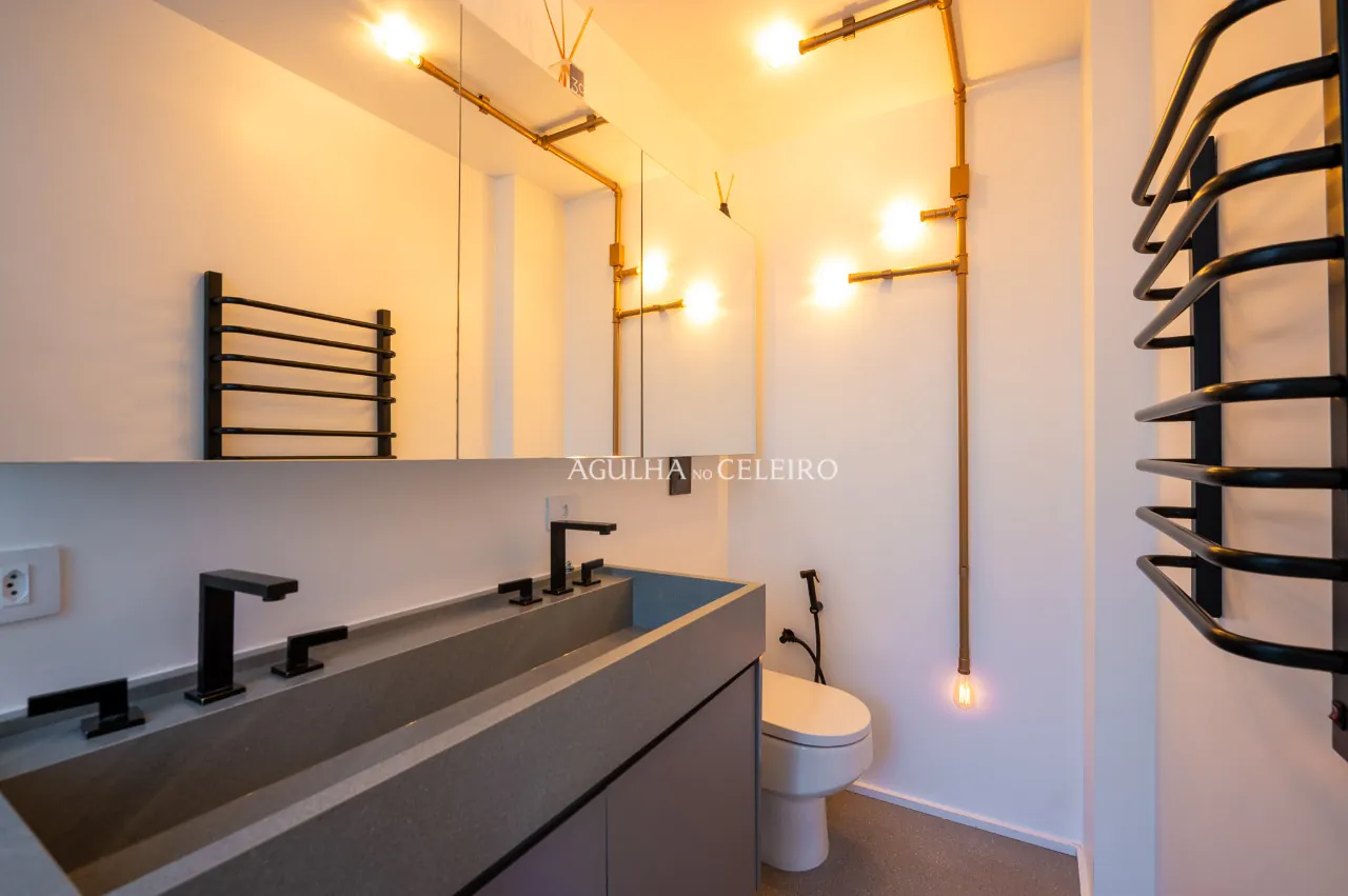 Cobertura em condomínio com personalidade de uma casa à venda no Alto de Pinheiros. – CO0506