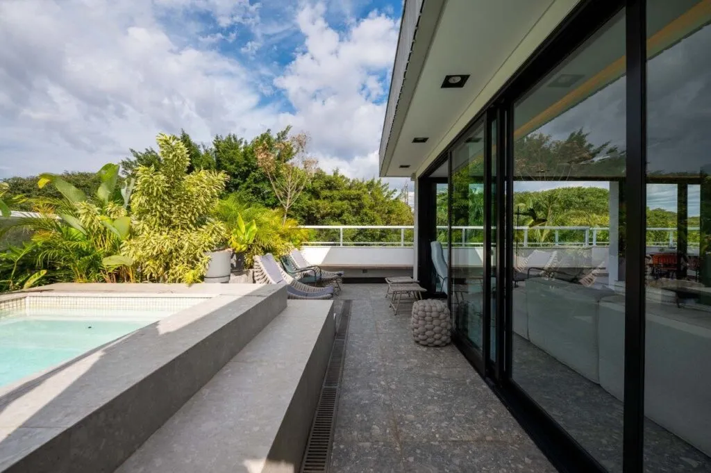 Cobertura em condomínio com personalidade de uma casa à venda no Alto de Pinheiros. – CO0506