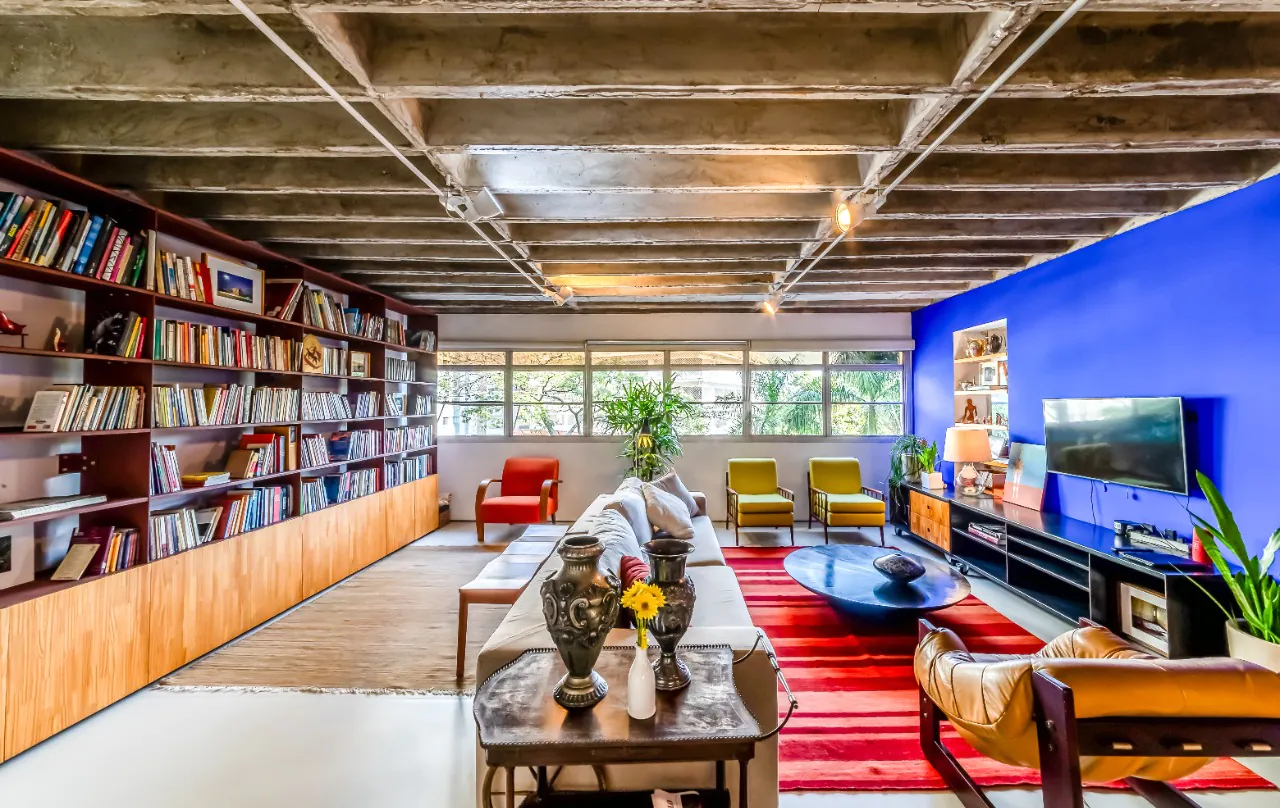 apartamento-assinado-por-nitsche-arquitetos-com-concreto-aparente-e-vista-verde-no-itaim-bibi-20072-1