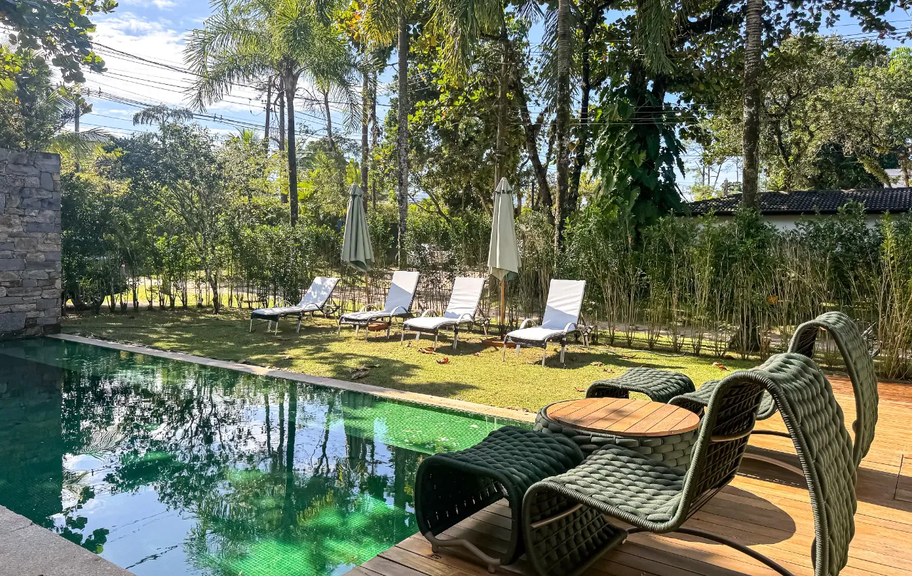 casa-com-projeto-contemporaneo-sauna-piscina-e-area-gourmet-em-condominio-na-praia-da-baleia-19953-2