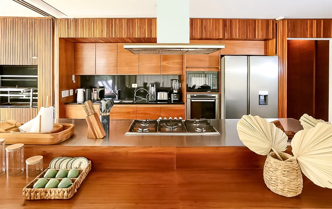 casa-com-projeto-contemporaneo-sauna-piscina-e-area-gourmet-em-condominio-na-praia-da-baleia-19953-8