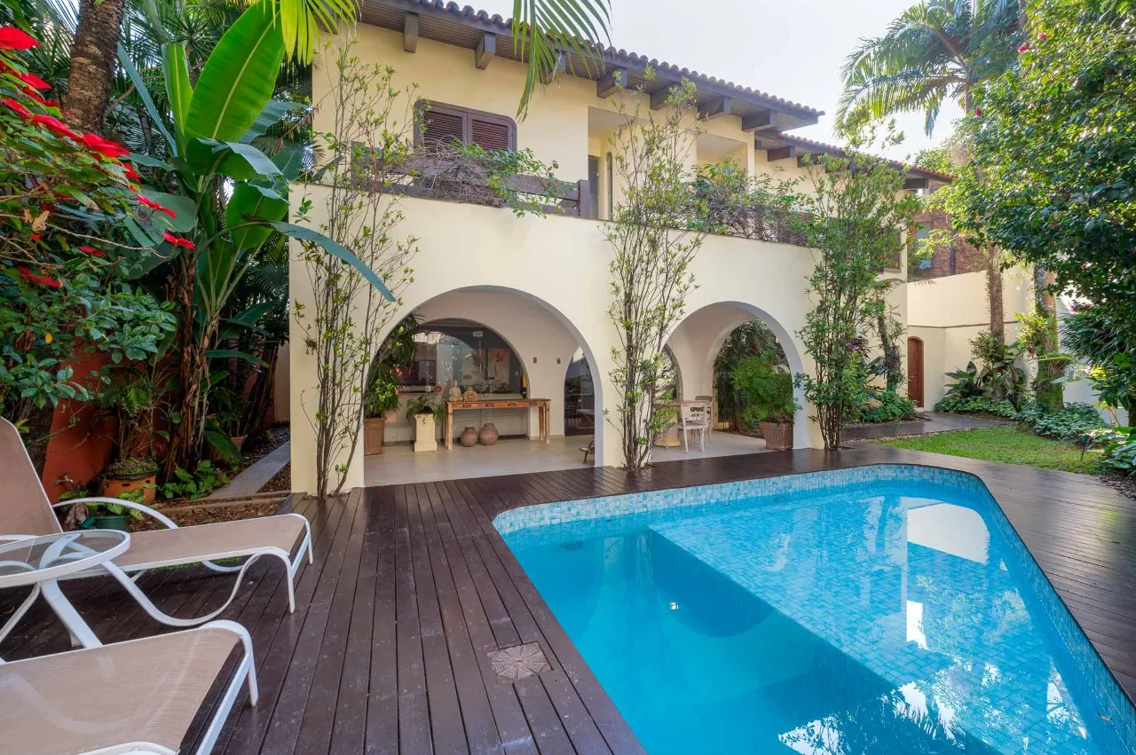 Casa para morar e receber bem em meio ao verde de Alto de Pinheiros. – 19368