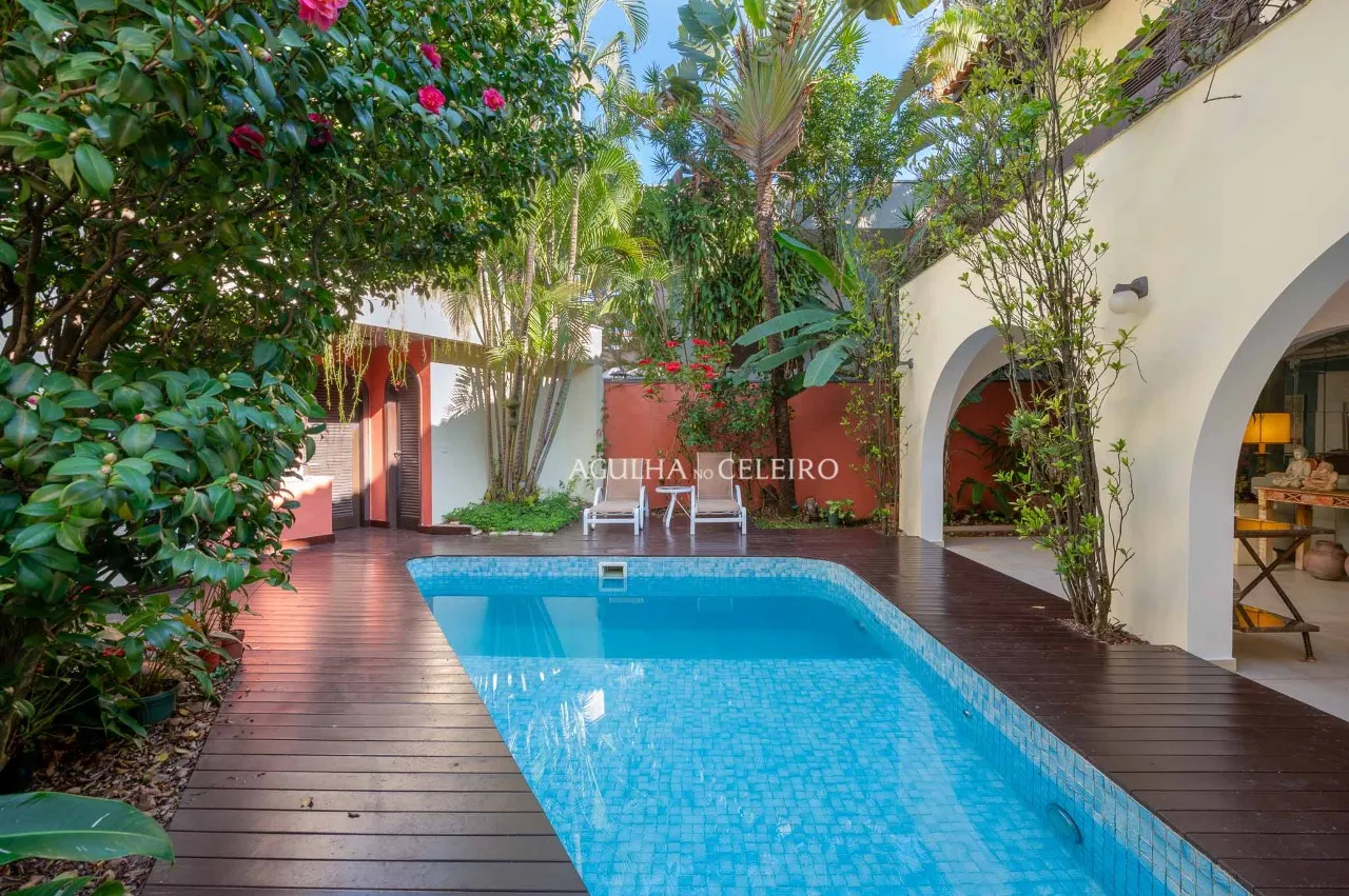 Casa para morar e receber bem em meio ao verde de Alto de Pinheiros. – 19368