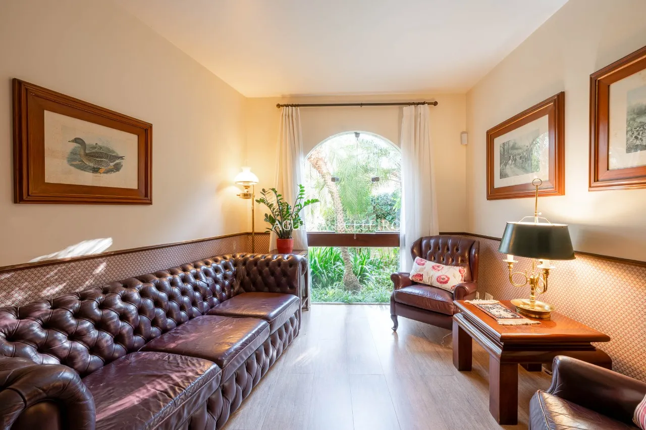 Casa para morar e receber bem em meio ao verde de Alto de Pinheiros. – 19368