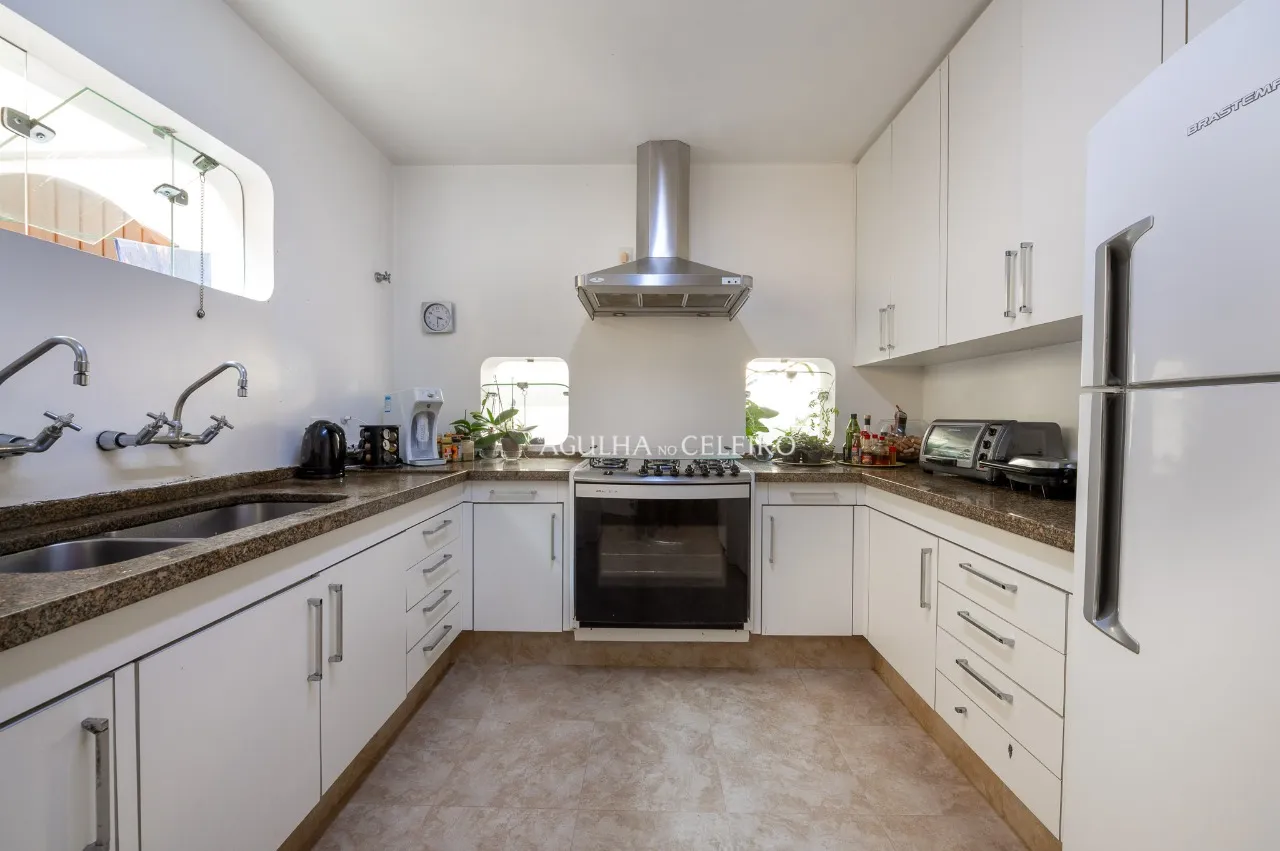 Casa para morar e receber bem em meio ao verde de Alto de Pinheiros. – 19368