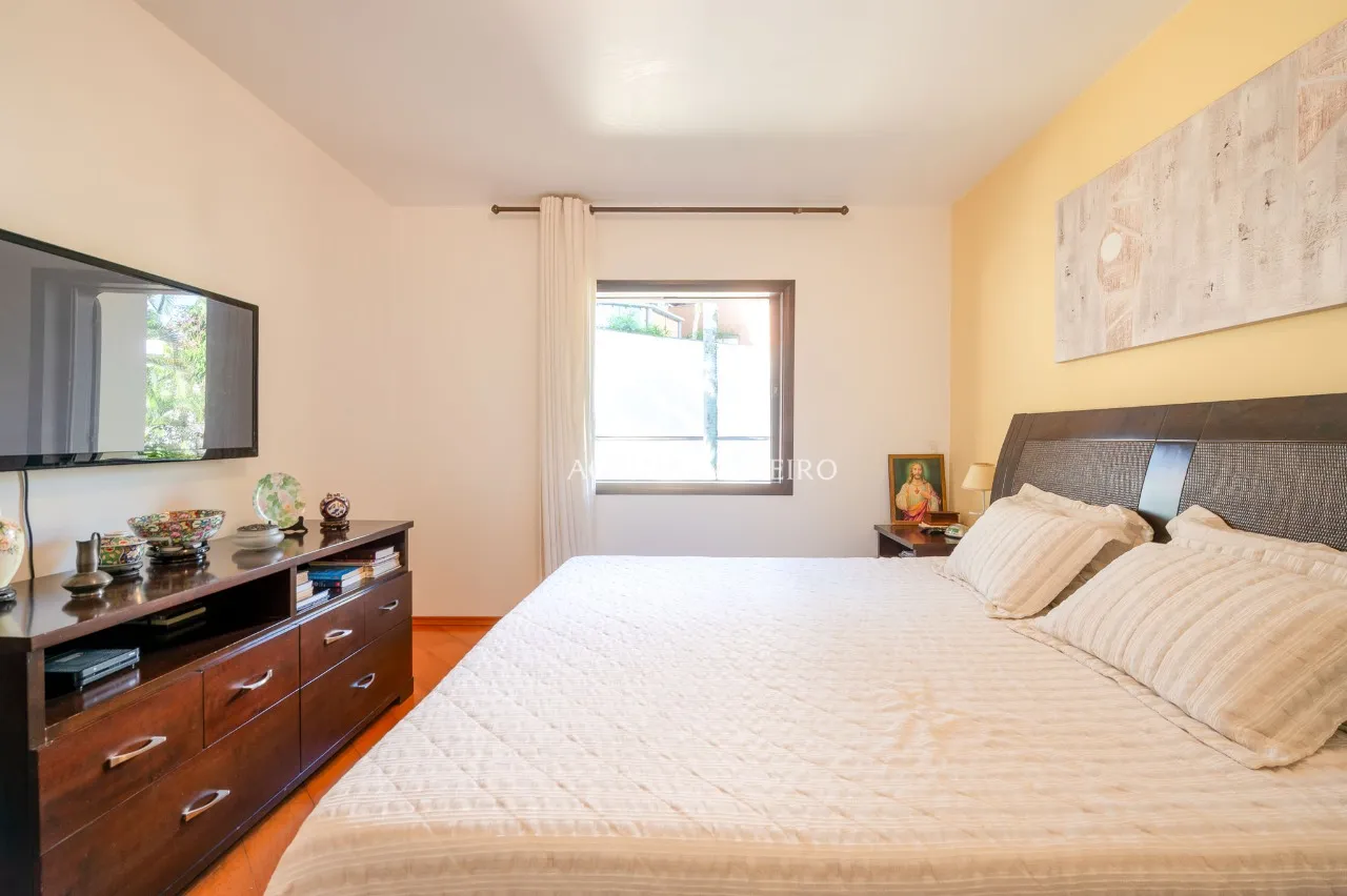 Casa para morar e receber bem em meio ao verde de Alto de Pinheiros. – 19368