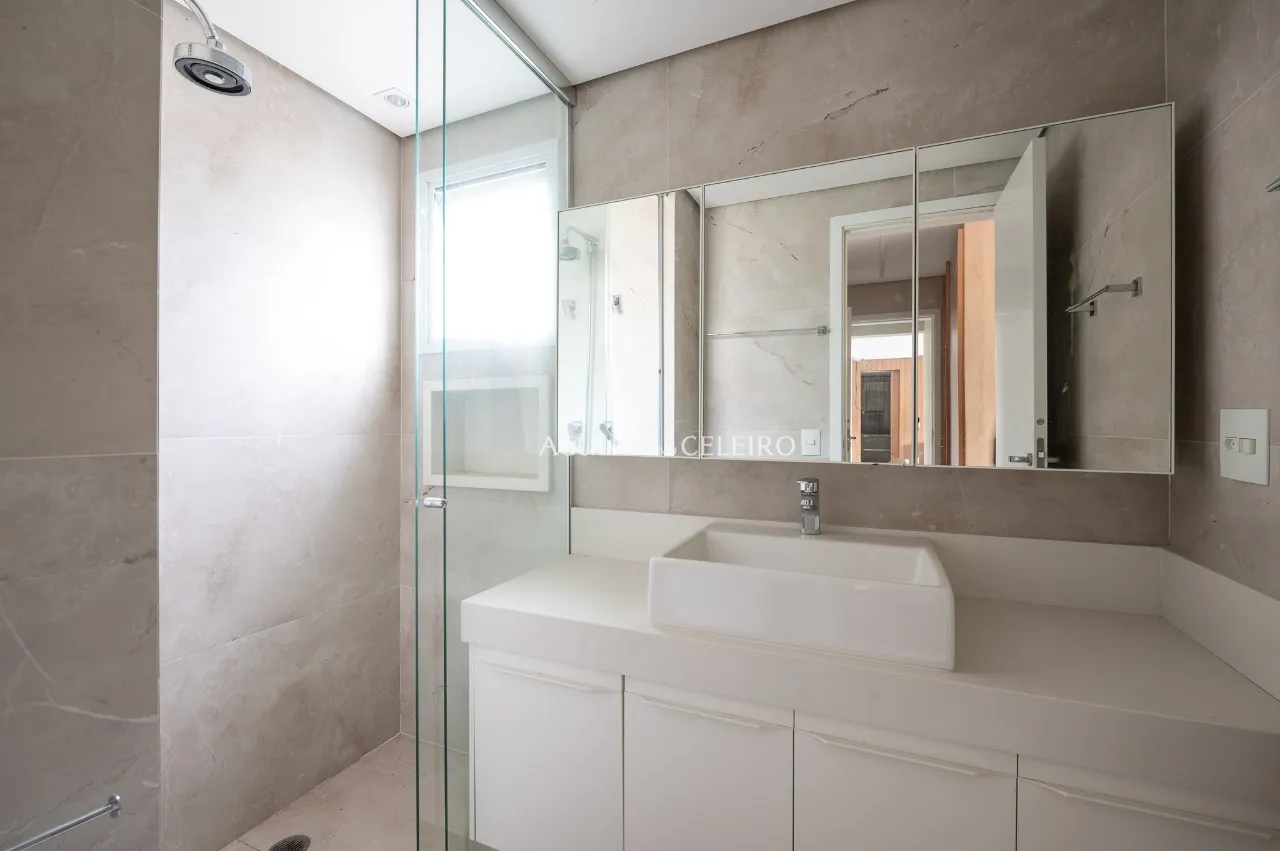 Apartamento reformado em um dos condomínios-clube mais desejados da região – 19897