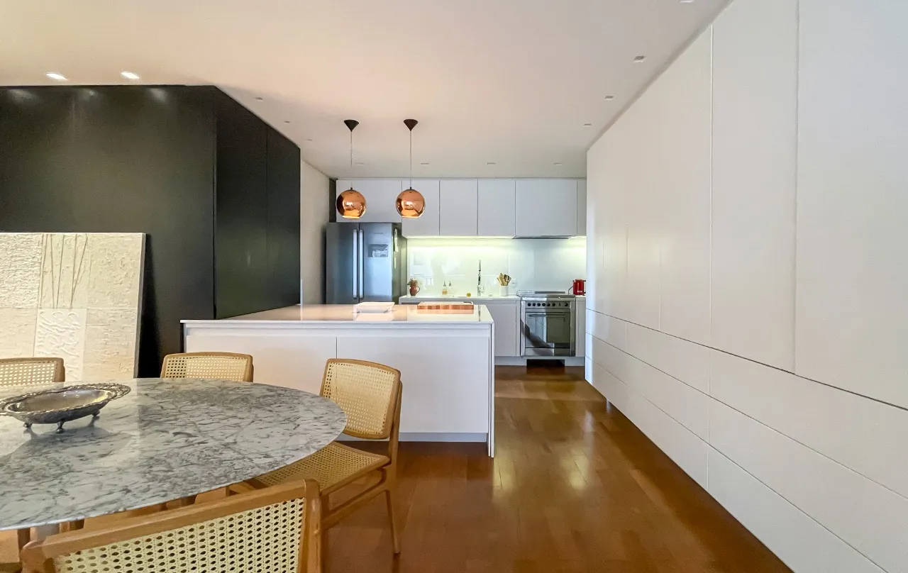 Apartamento reformado, com marcenaria impecável e ambientes iluminados, no Jardim Paulista. – 19921