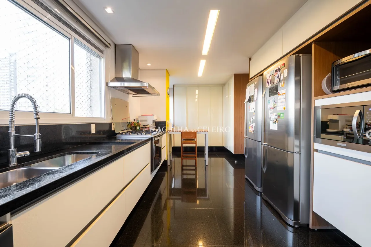 Apartamento com planta generosa na melhor rua à venda no Campo Belo. – 19941