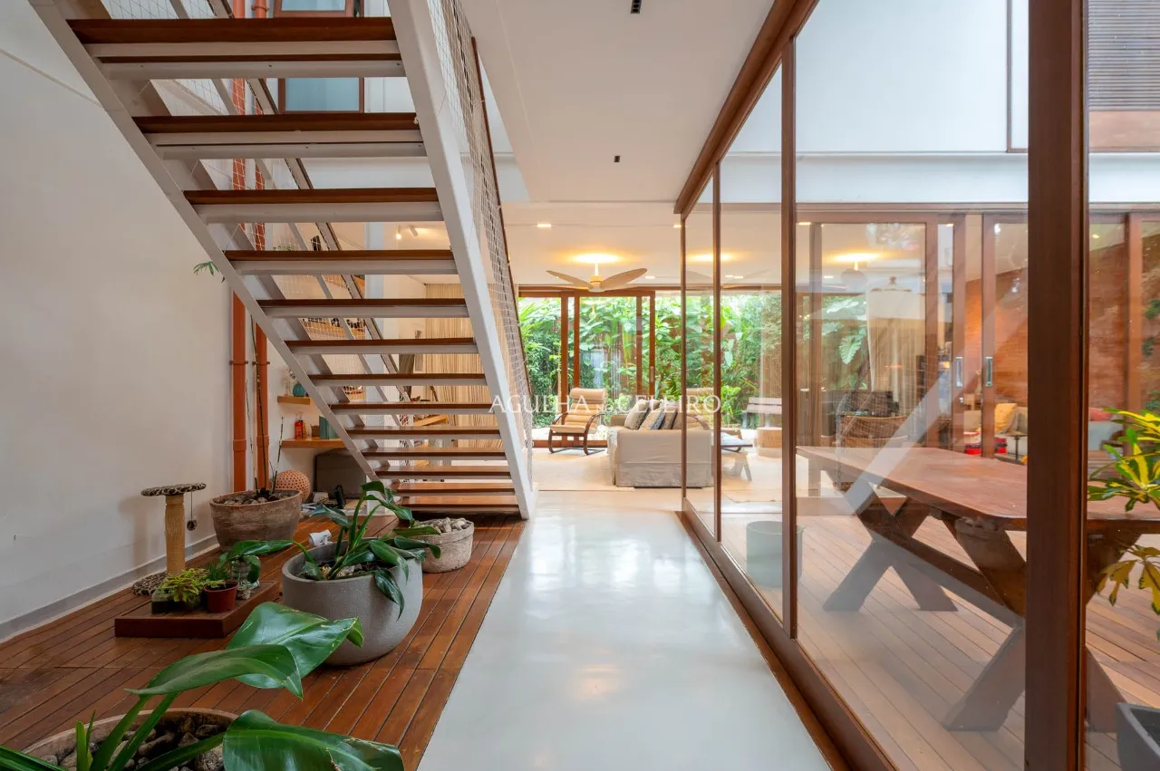 A casa do Jardim Paulista entre árvores e Janelas – 19976