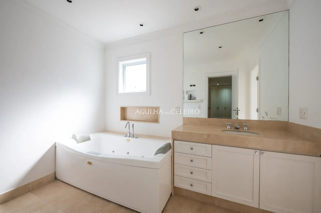 Casa Reformada em condomínio desejado à venda no Jardim Paulistano. – 19977