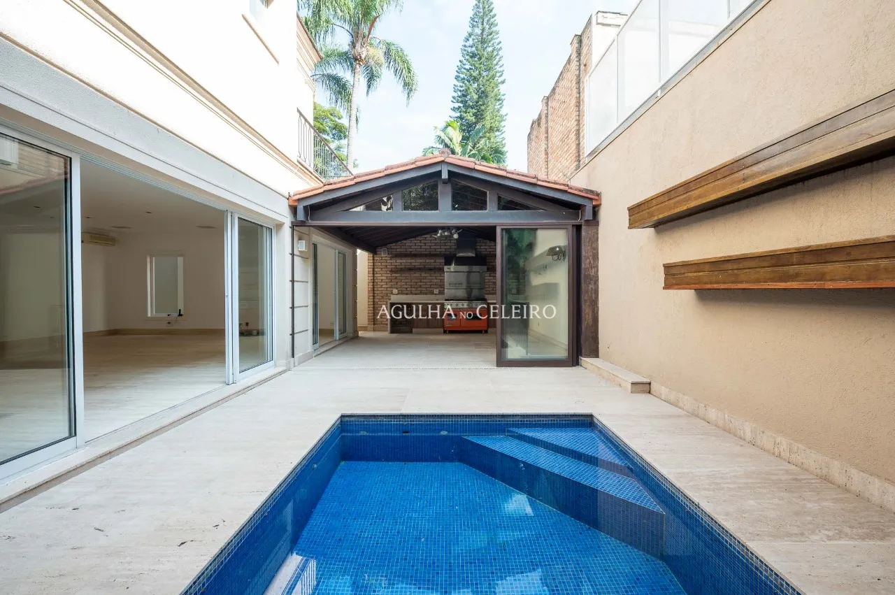Casa Reformada em condomínio desejado à venda no Jardim Paulistano. – 19977