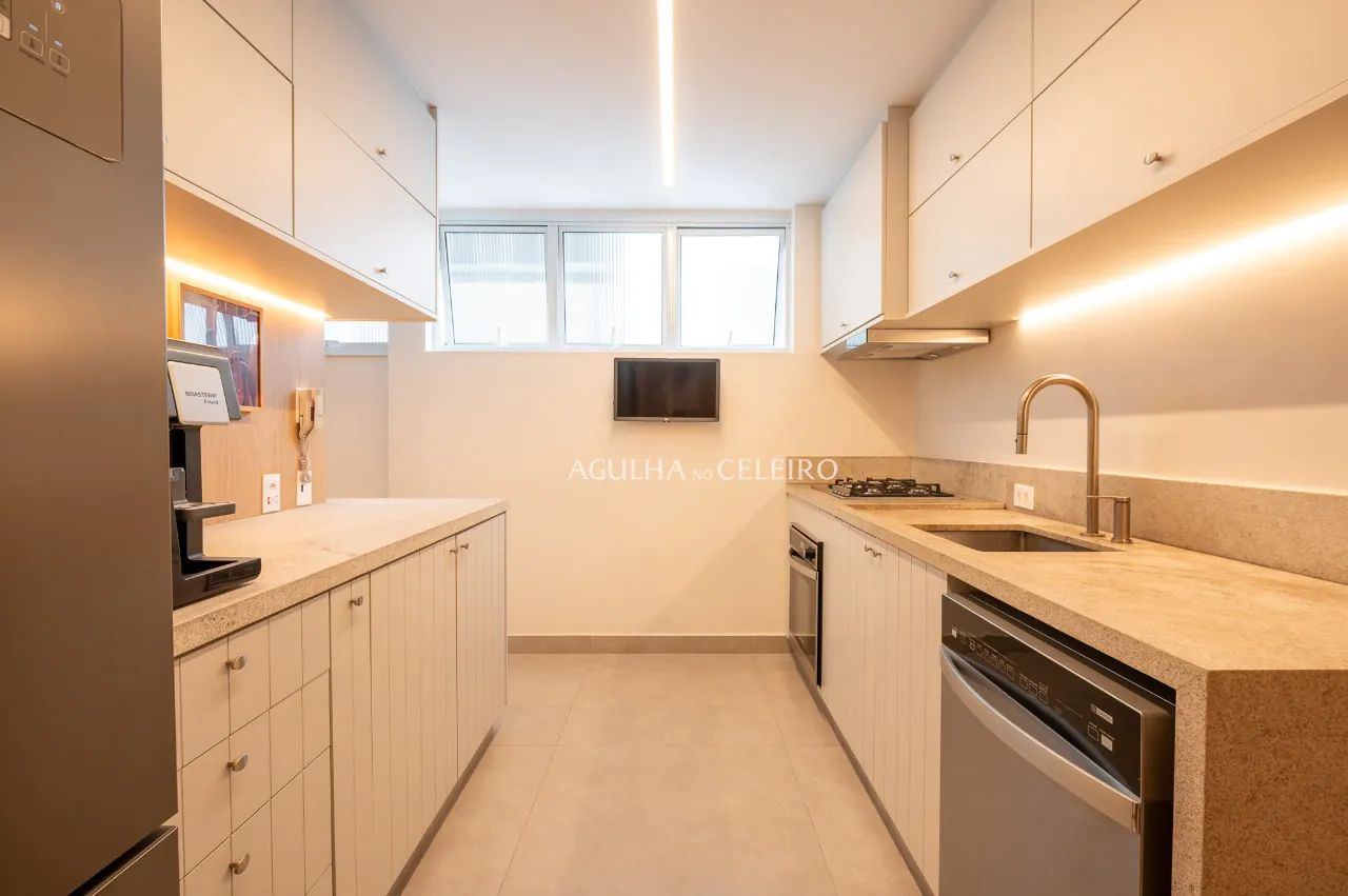 Apartamento reformado e elegante em rua tranquila do Jardim Paulista. – AP6102