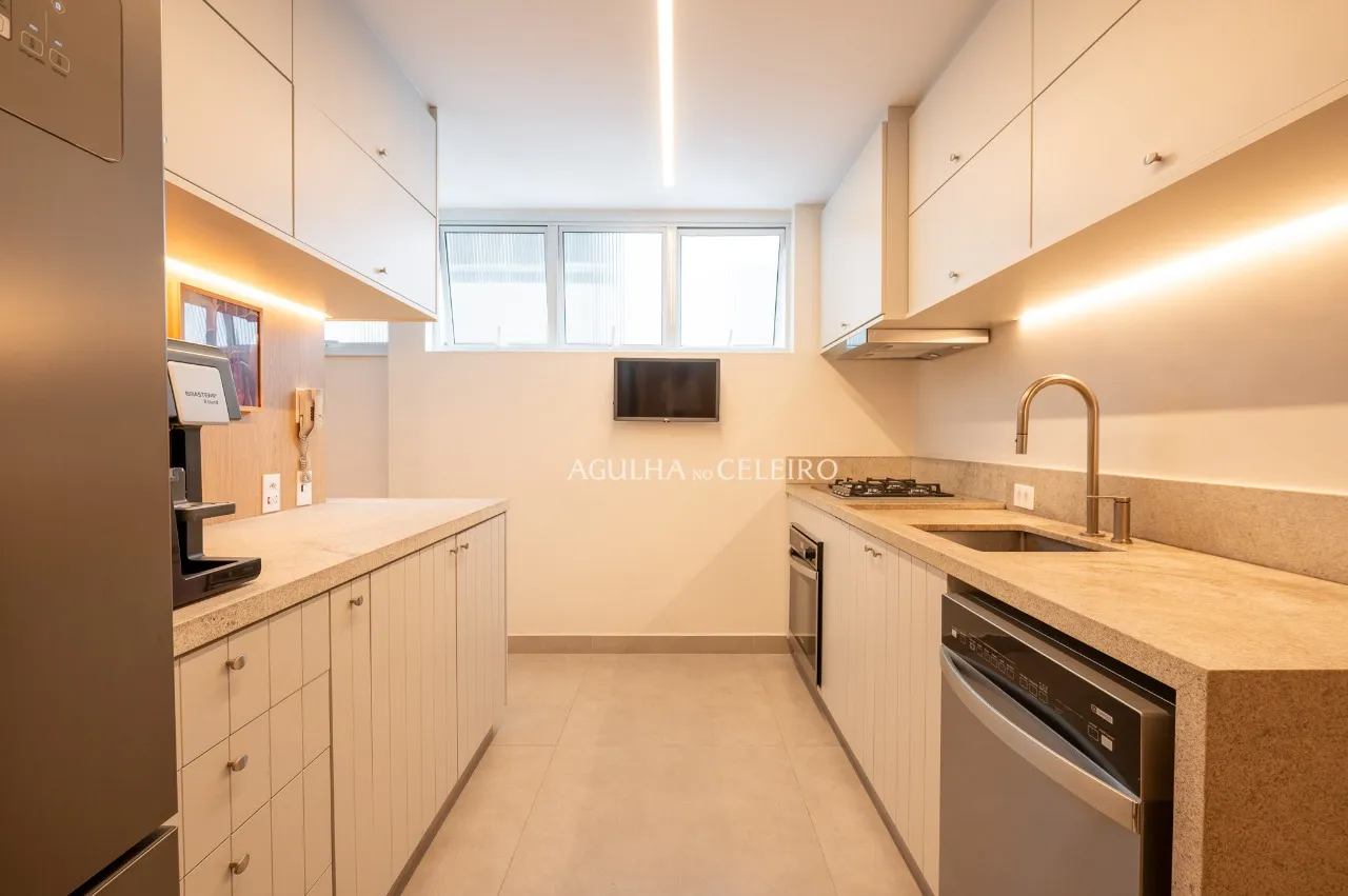 Apartamento reformado e elegante em rua tranquila do Jardim Paulista. – AP6102