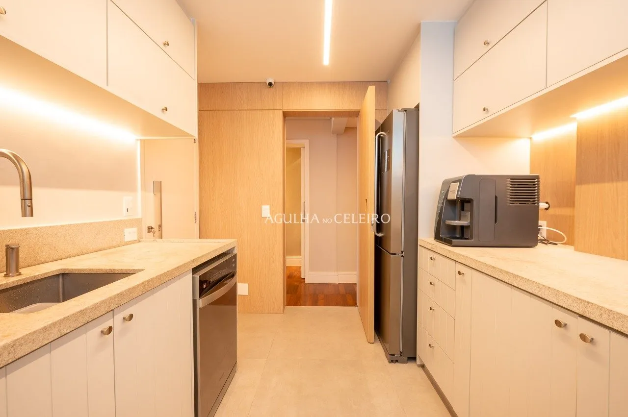 Apartamento reformado e elegante em rua tranquila do Jardim Paulista. – AP6102