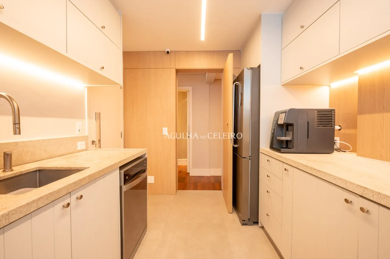 Apartamento reformado e elegante em rua tranquila do Jardim Paulista. – AP6102