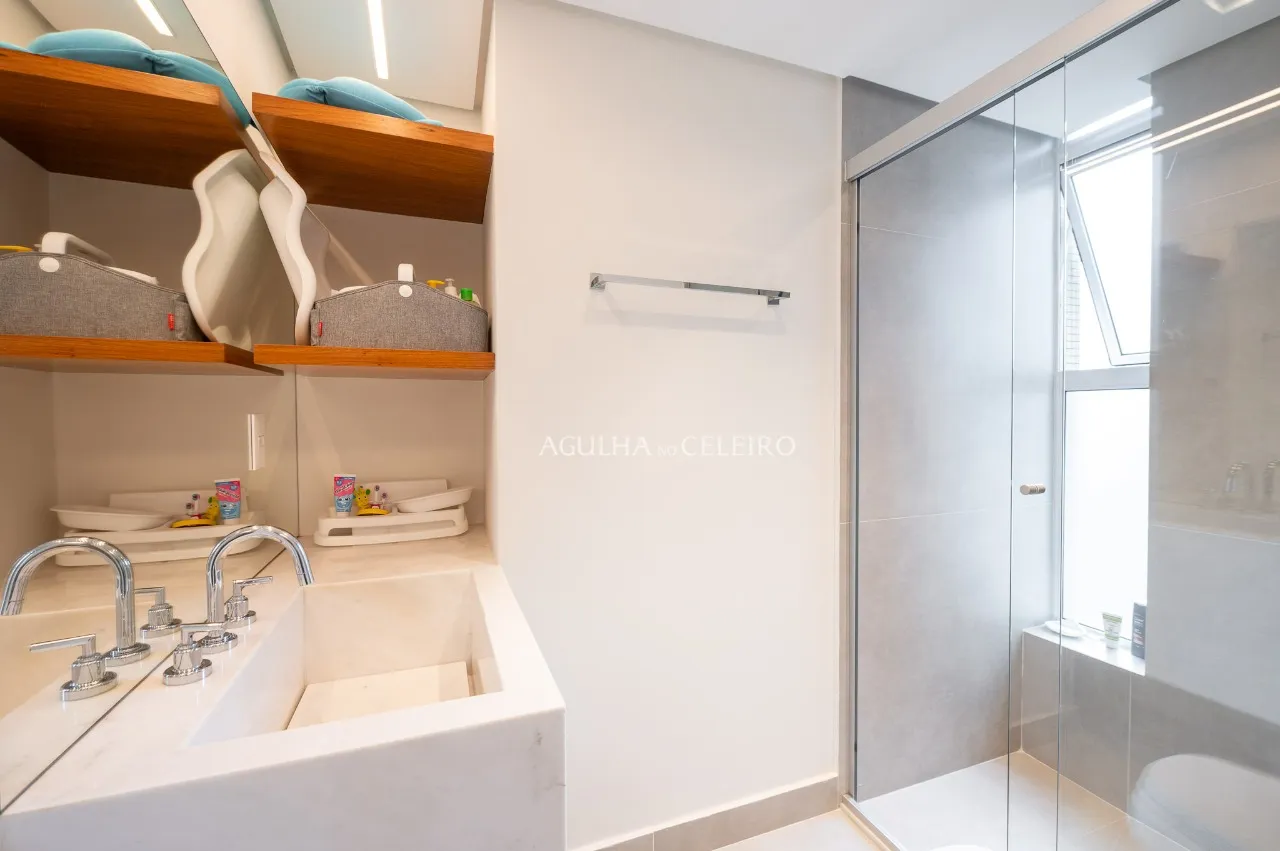 Apartamento reformado e elegante em rua tranquila do Jardim Paulista. – AP6102