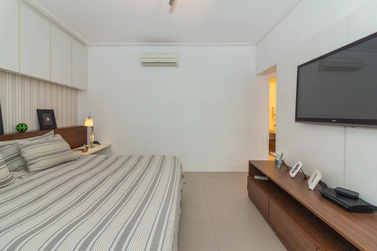 Apartamento reformado na parte plana do Jardim Paulista. – AP8387