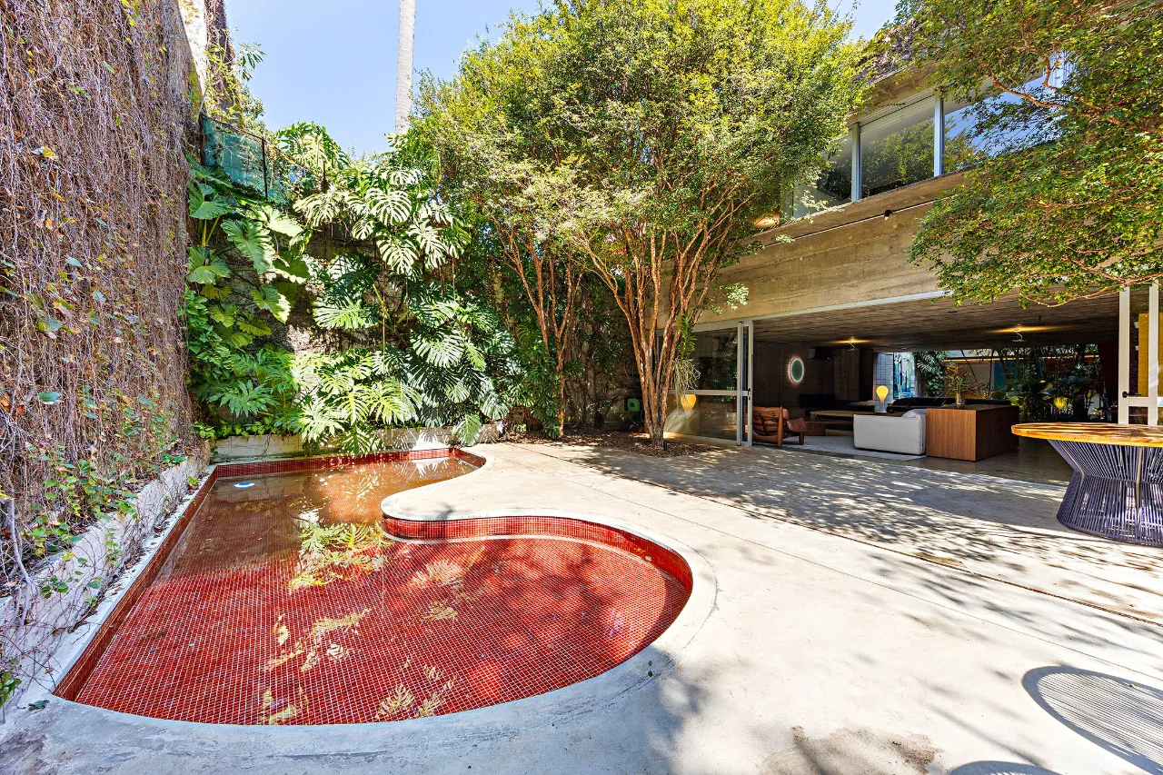 Residência com assinatura de Ruy e Rodrigo Ohtake em rua tranquila com paisagismo de Burle Marx – CA0130