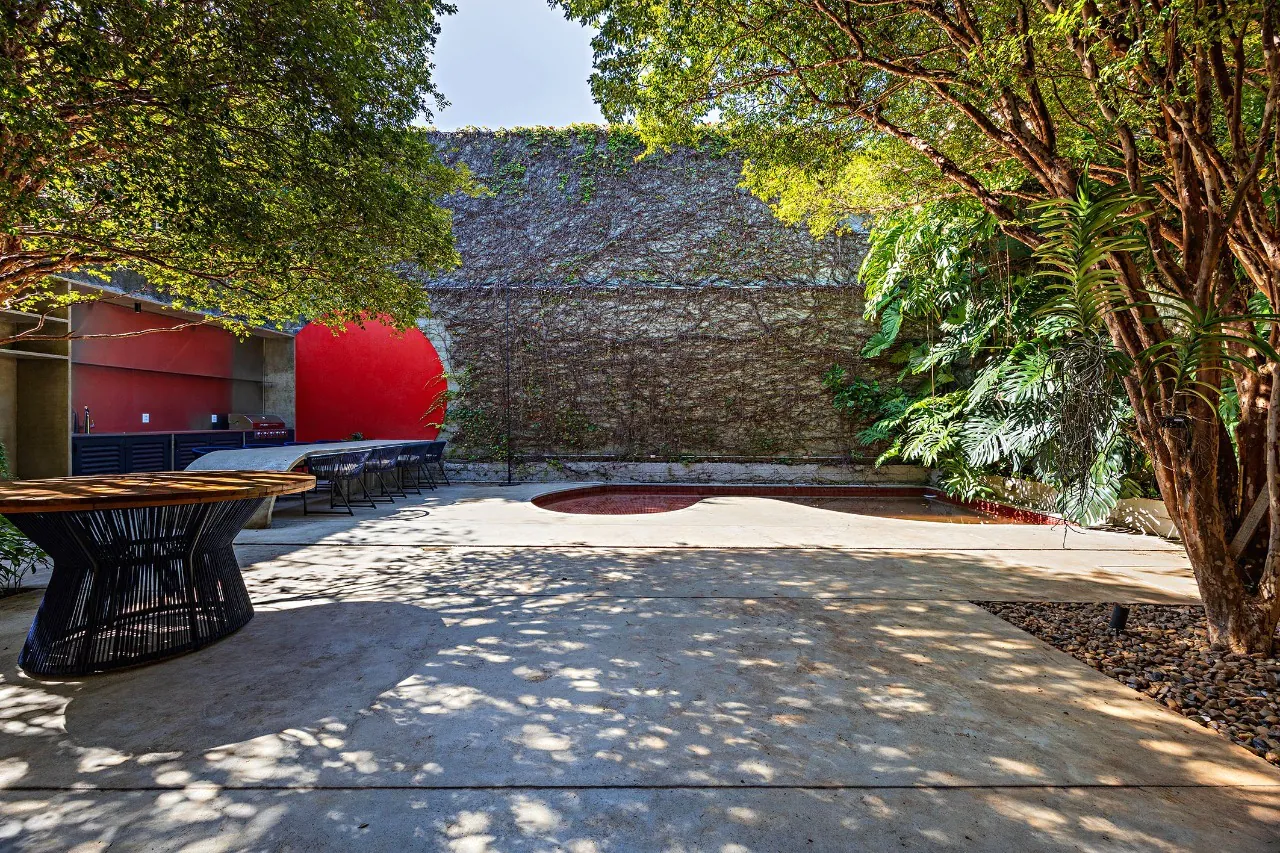 Residência com assinatura de Ruy e Rodrigo Ohtake em rua tranquila com paisagismo de Burle Marx – CA0130 - imovel-16992-79