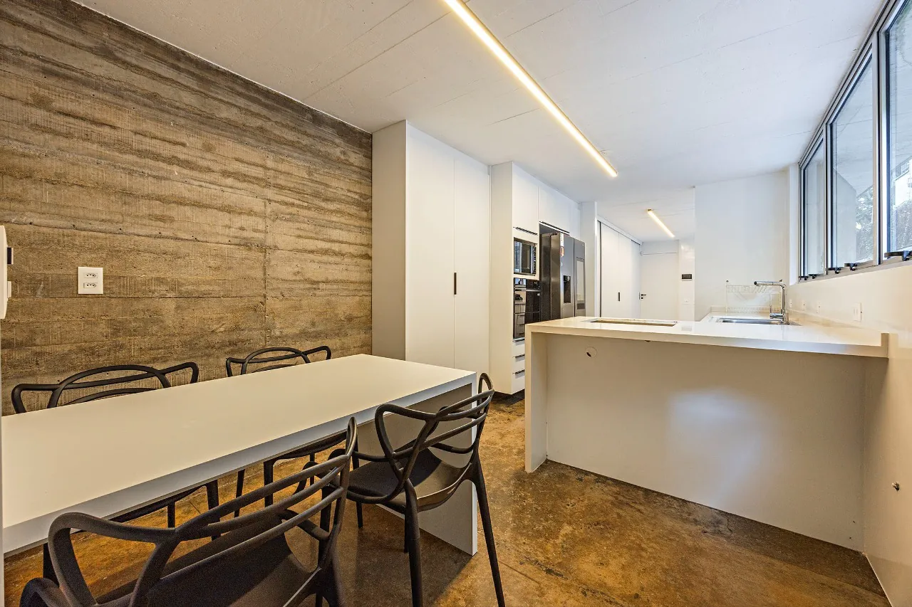 Residência com assinatura de Ruy e Rodrigo Ohtake em rua tranquila com paisagismo de Burle Marx – CA0130 - imovel-16992-93